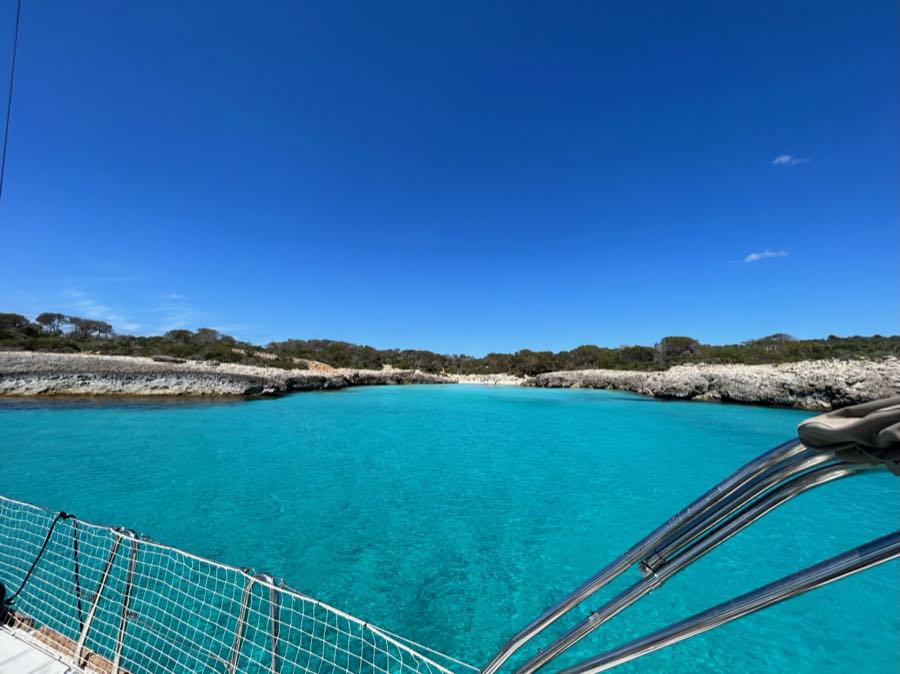 T&uuml;rkisfarbene Ankerbucht, aufgenommen vom Bug der Yacht