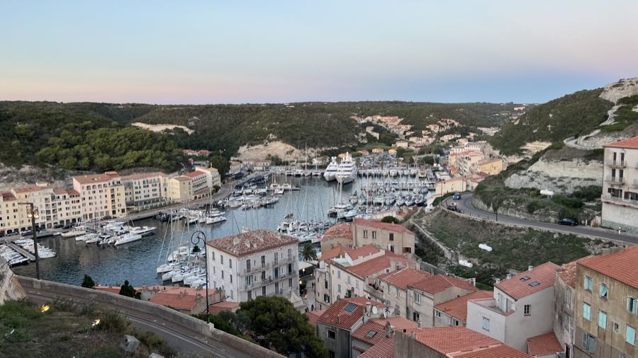 Blick von oben auf den Hafen von Bonifacio in der Abendsonne