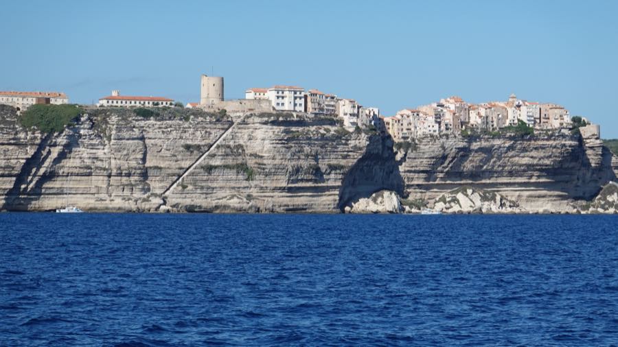 Die Kalksteinklippen von Bonifacio, vom Wasser aus gesehen