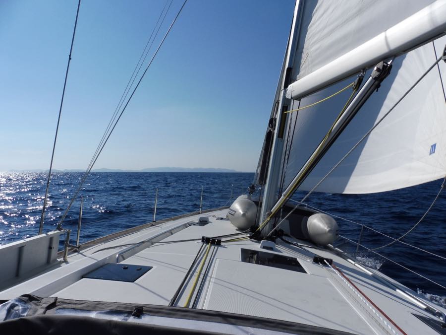 Bug der Yacht unter Segeln, Blauwasser bis zum Horizont