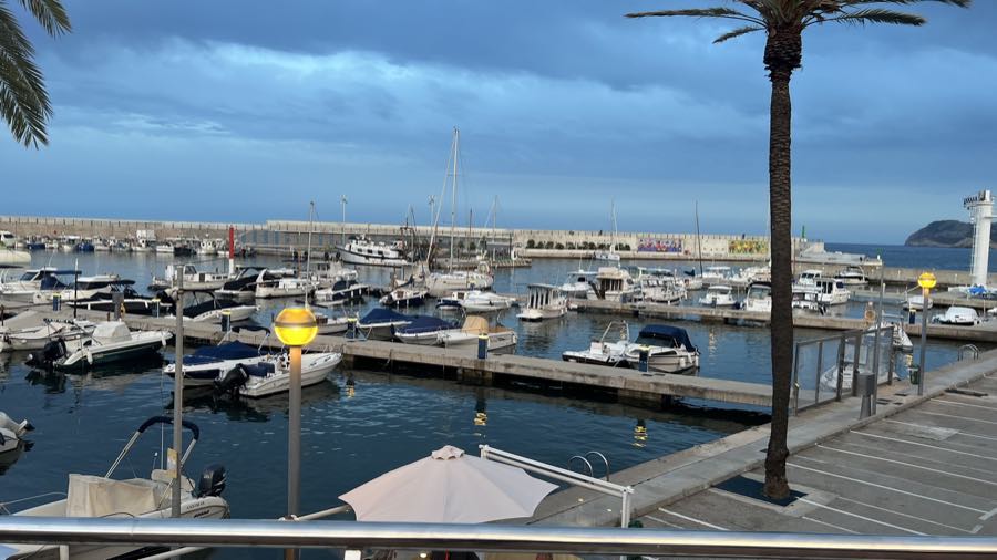 Marina in der blauen Stunde, Boote liegen an den Stegen