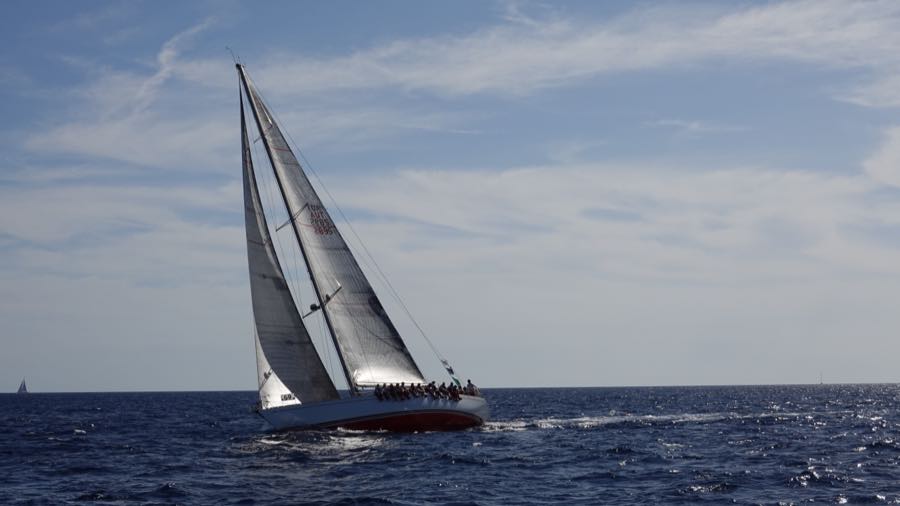 Segelyacht mit voller Besegelung auf offener See