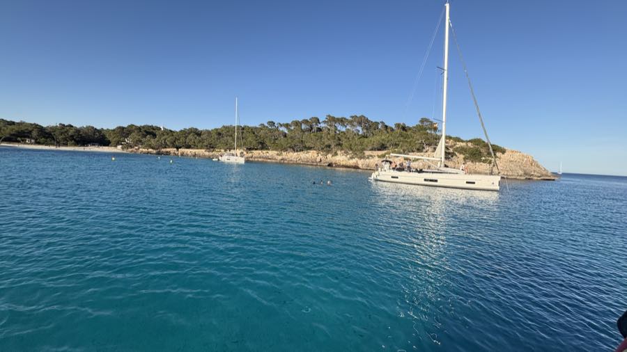 Segelyacht vor Anker in einer ruhigen Bucht